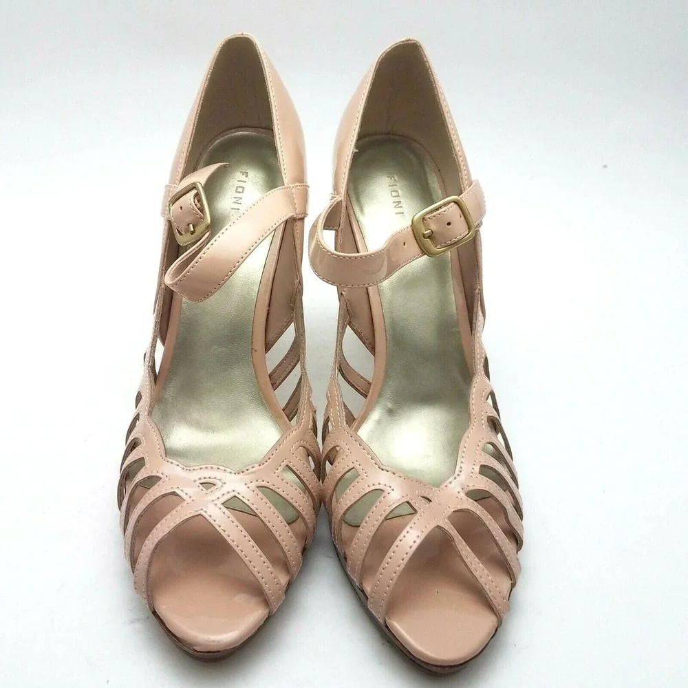 Fioni Womens Pumps Sz 9.5 M Nude patent leather open toe Strap